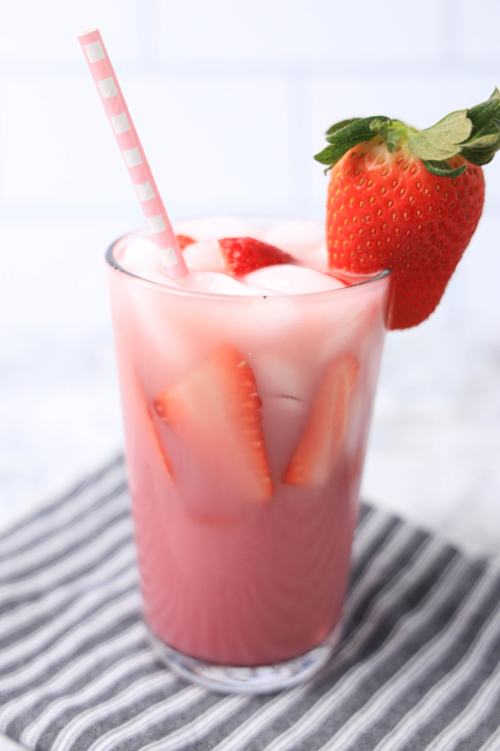 Starbucks Pink Drink Recipe: 3 Simple Ingredients for a Refreshing Beverage